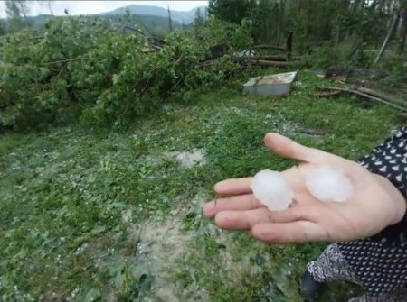 Ankarada dolu və sel həyatı iflic etdi Ankarada dolu və sel həyatı iflic etdi