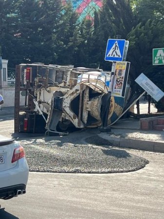 Bakıda betonqarışdıran maşın aşdı Bakıda betonqarışdıran maşın aşdı