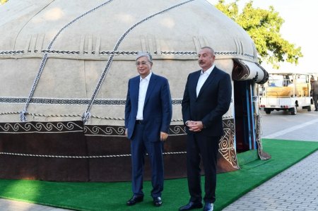 Azərbaycan və Qazaxıstan prezidentləri Milli Parkda qurulan “Qazax yurtası” ilə tanış olublar