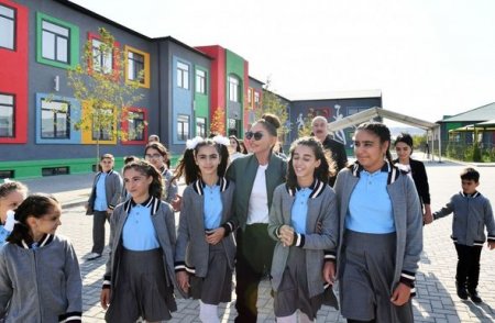 İlham Əliyev və Mehriban Əliyeva Zəngilanın Ağalı kəndində sakinlərlə görüşüblər - YENİLƏNİB + FOTO