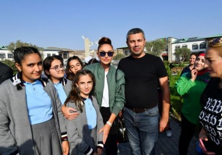 İlham Əliyev və Mehriban Əliyeva Zəngilanın Ağalı kəndində sakinlərlə görüşüblər - YENİLƏNİB + FOTO