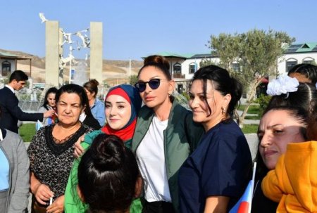 İlham Əliyev və Mehriban Əliyeva Zəngilanın Ağalı kəndində sakinlərlə görüşüblər - YENİLƏNİB + FOTO