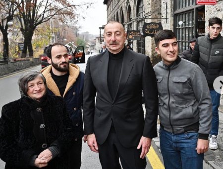 1381 Prezident İlham Əliyev və Mehriban Əliyeva Şəkidə sakinlərlə görüşüblər - FOTO