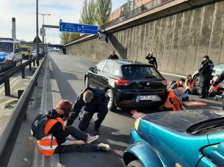 Almaniyada aksiyaçılar özlərini asfalta yapışdırdılar 