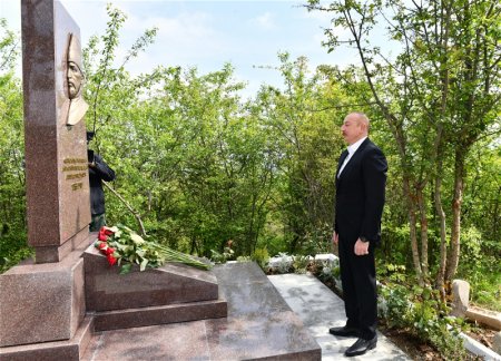 Prezident İlham Əliyev Cıdır düzündə Mir Möhsün Nəvvab Qarabağinin məzarını ziyarət edib - FOTO