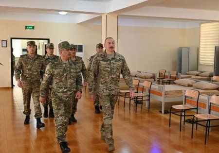 İlham Əliyev komando hərbi hissələrinin birində yaradılan şəraitlə tanış olub - YENİLƏNİB + FOTO