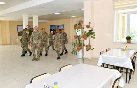 İlham Əliyev komando hərbi hissələrinin birində yaradılan şəraitlə tanış olub - YENİLƏNİB + FOTO