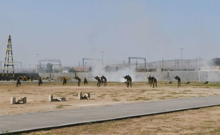 İlham Əliyev komando hərbi hissələrinin birində yaradılan şəraitlə tanış olub - YENİLƏNİB + FOTO