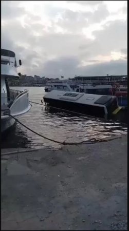 İstanbulda sərnişin avtobusu dənizə düşdü