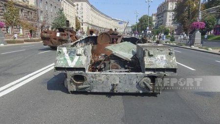 Kiyevdə müharibədə məhv edilən Rusiya hərbi texnikalarının paradı keçirilir Kiyevdə müharibədə məhv edilən Rusiya hərbi texnikalarının paradı keçirilir