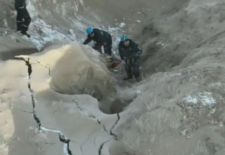 Qazaxıstanda quyuya düşmüş avtobus tapılıb Qazaxıstanda quyuya düşmüş avtobus tapılıb