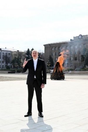 İlham Əliyev Xankəndi şəhərində Novruz tonqalını alovlandırıb