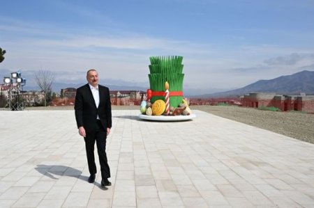 İlham Əliyev Xankəndi şəhərində Novruz tonqalını alovlandırıb