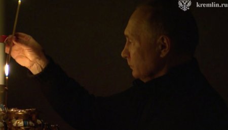 Putin matəm günü kilsədə şam yandırdı