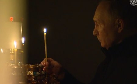 Putin matəm günü kilsədə şam yandırdı
