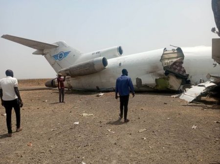 “Boeing” aeroportda qəzaya uğramış başqa təyyarə ilə toqquşdu