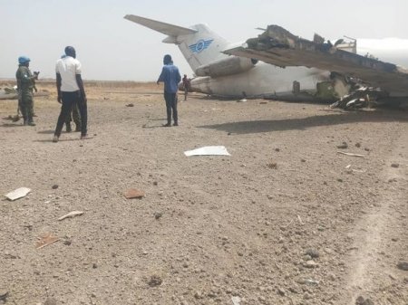 “Boeing” aeroportda qəzaya uğramış başqa təyyarə ilə toqquşdu