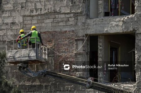 20 Yanvar faciəsinin şahidi olan binada söküntü işləri aparılır