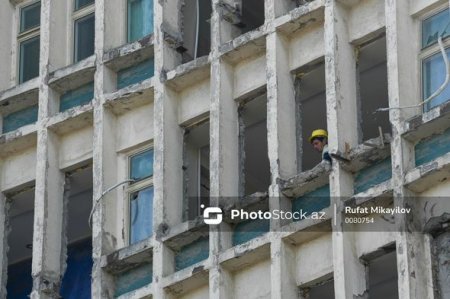 20 Yanvar faciəsinin şahidi olan binada söküntü işləri aparılır