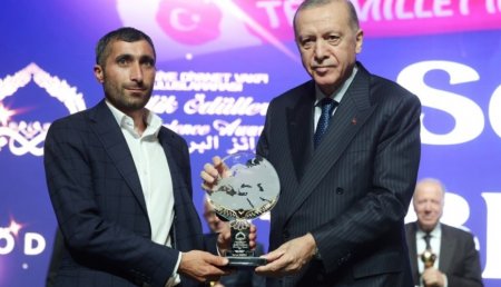 Ərdoğan Sərvər Bəşirliyə "Vəfa ödülü" verdi Ərdoğan Sərvər Bəşirliyə "Vəfa ödülü" verdi