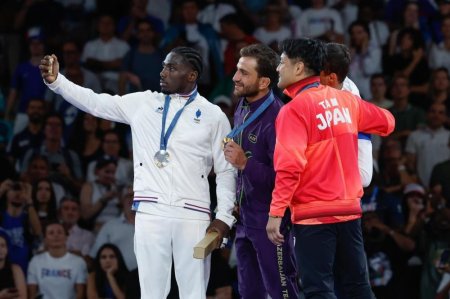 Fəxri kürsüdə iki azərbaycanlı…