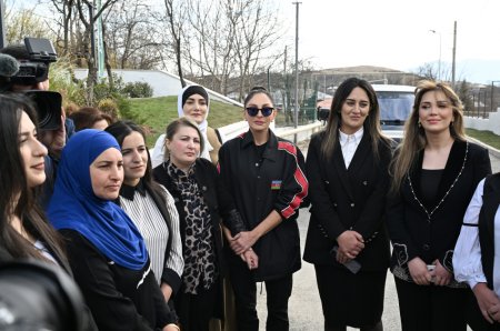 Prezident və xanımı Ağdərədə sakinlərlə- FOTOLAR