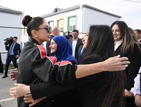 Prezident və xanımı Ağdərədə sakinlərlə- FOTOLAR