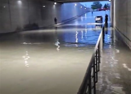 Gecə bəzi yerləri su basıb 