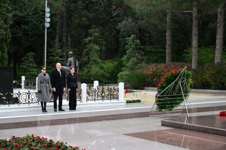 Prezident İlham Əliyev və birinci xanım Mehriban Əliyeva Ümummilli Lider Heydər Əliyevin məzarını ziyarət ediblər