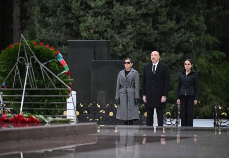 Prezident İlham Əliyev və birinci xanım Mehriban Əliyeva Ümummilli Lider Heydər Əliyevin məzarını ziyarət ediblər