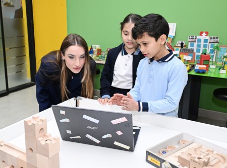Leyla Əliyeva və Alena Əliyeva Gəncədə STEAM mərkəzində və 37 nömrəli tam orta məktəbdə olublar Leyla Əliyeva və Alena Əliyeva Gəncədə STEAM mərkəzində və 37 nömrəli tam orta məktəbdə olublar