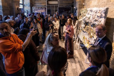 Beynəlxalq Xalça Festivalı çərçivəsində İçərişəhərdə Aida Mahmudovanın sərgisi açılıb